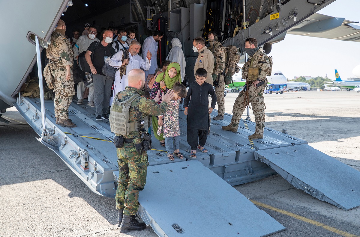 Αφγανοί πρόσφυγες ©EPA/BUNDESWEHR / MARC TESSENSOHN