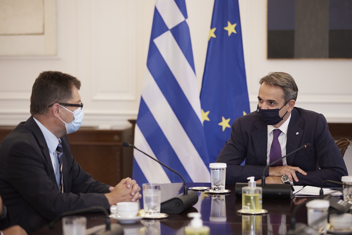 Ο πρωθυπουργός Κυριάκος Μητοτσάκης συναντήθηκε με τον ευρωπαίο επίτροπο για τη Διαχείριση Κρίσεων Janez Lenarcic, στο Μέγαρο Μαξίμου ©ΑΠΕ-ΜΠΕ/ΓΡΑΦΕΙΟ ΤΥΠΟΥ ΠΡΩΘΥΠΟΥΡΓΟΥ/ΔΗΜΗΤΡΗΣ ΠΑΠΑΜΗΤΣΟΣ