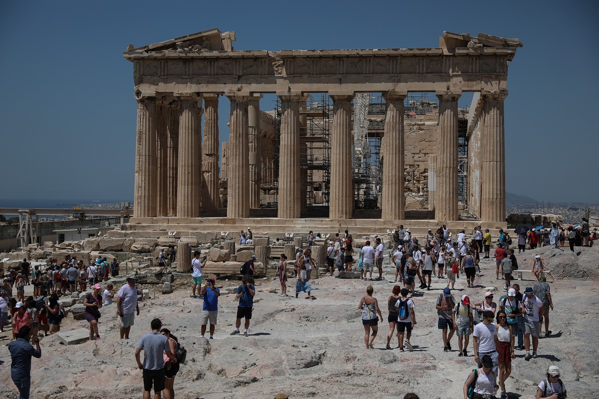 Τουρίστες στην Ακρόπολη © EUROKINISSI