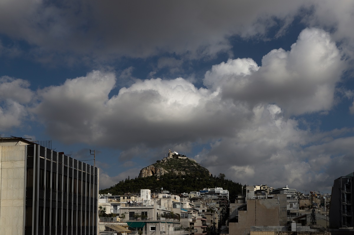Καιρός: Αραιές νεφώσεις και υψηλή θερμοκρασία την Τετάρτη