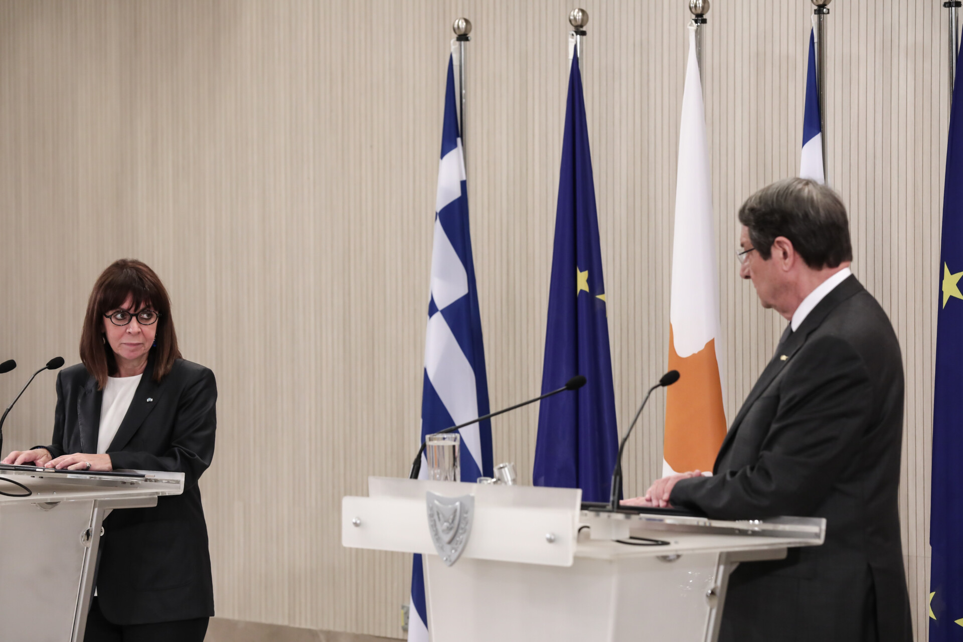 Επικοινωνία Σακελλαροπούλου – Αναστασιάδη για τις πυρκαγιές