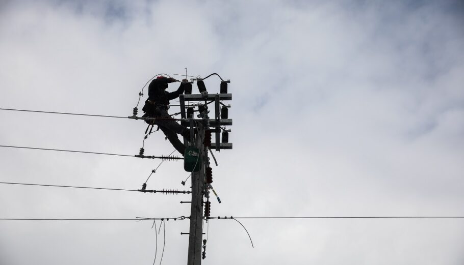 Εργασίες αποκατάστασης ηλεκτροδότησης © EUROKINISSI