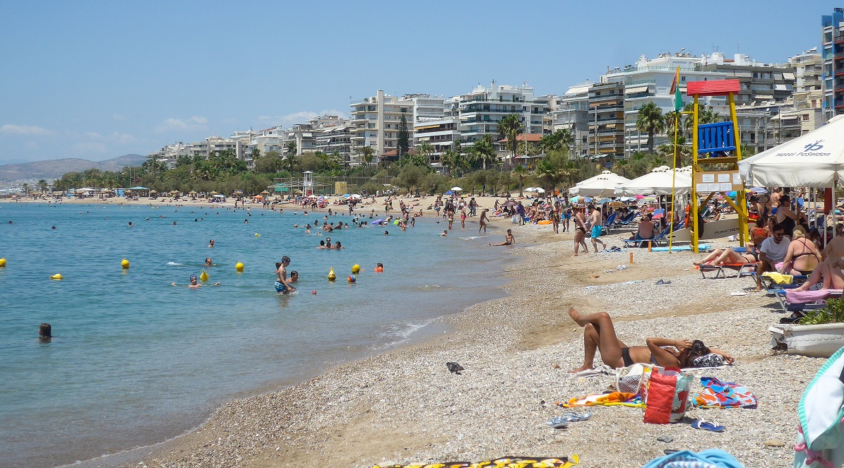 Στιγμιότυπα από παραλία στον Άλιμο ©EUROKINISSI