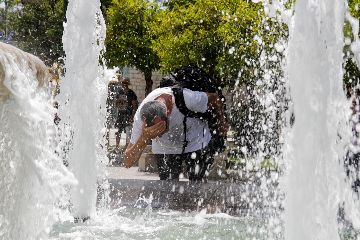 Καύσωνας στο κέντρο της Αθήνας © EUROKINISSI