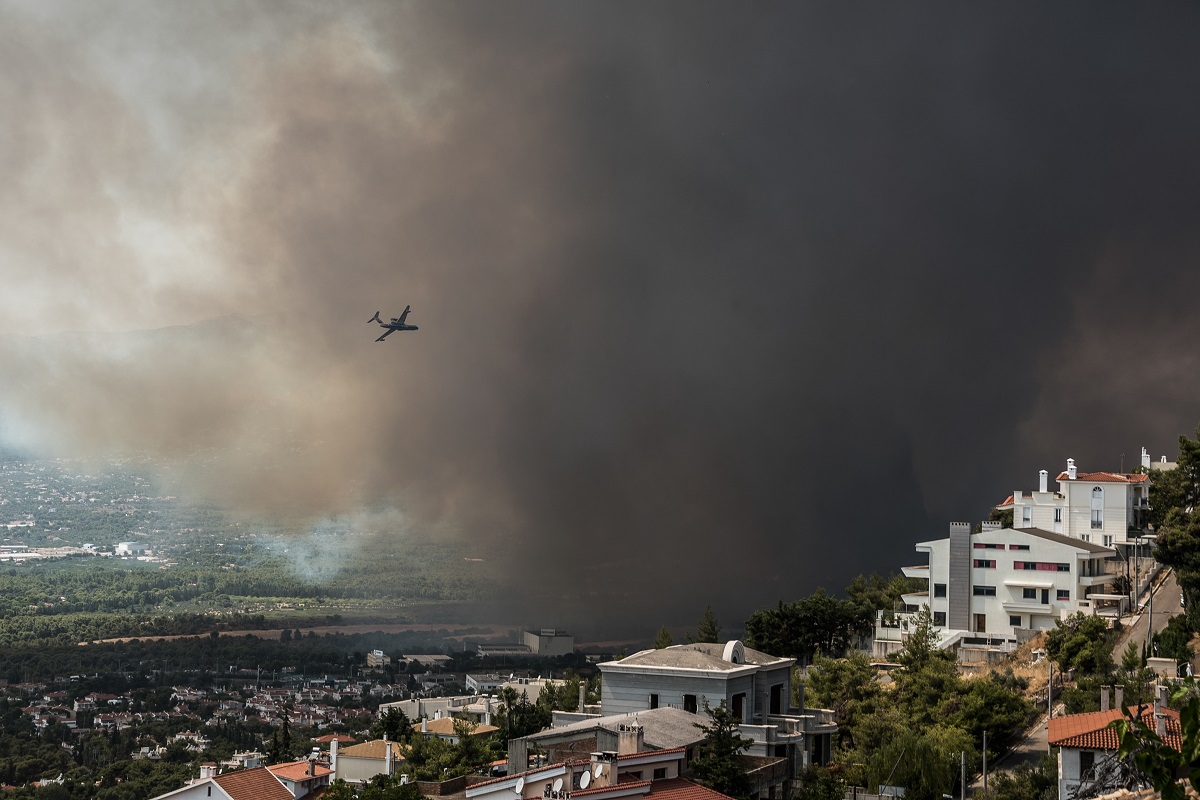 Φωτιά στη Βαρυμπόμπη: Έκλεισε η Εθνική Οδός- Ενισχύονται οι δυνάμεις