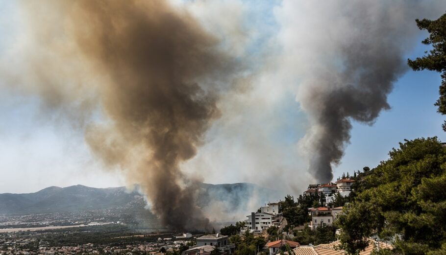 Πυρκαγιά στη Βαρυμπόμπη: Εκκενώνεται οικισμός- Απειλούνται κατοικίες