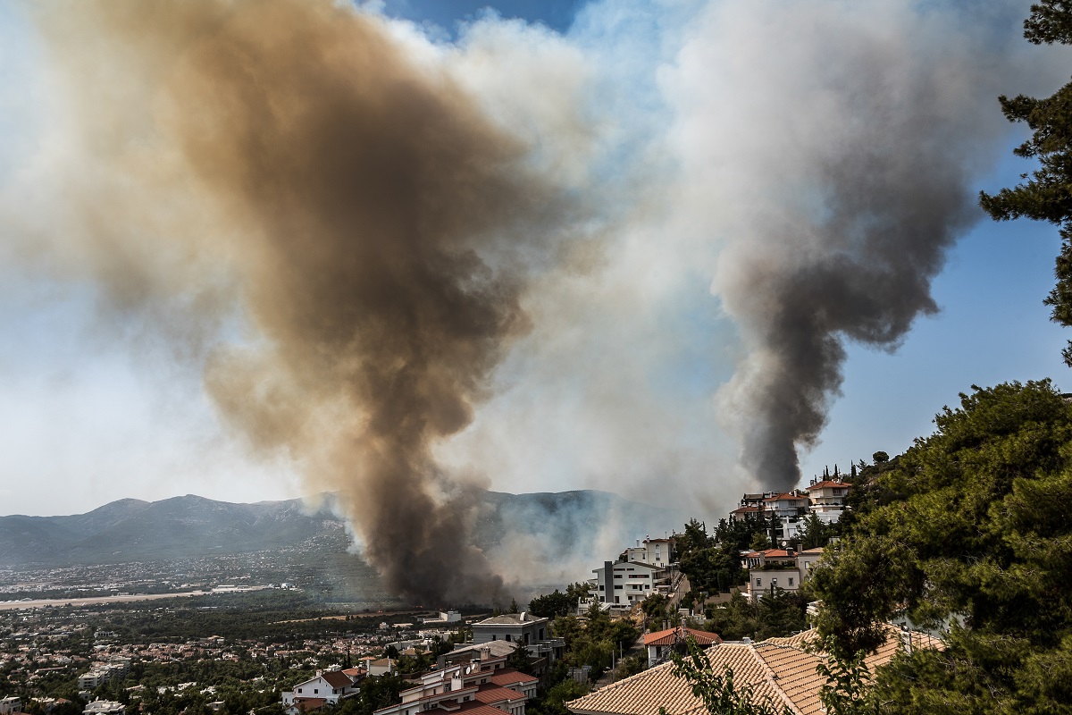 Πυρκαγιά στη Βαρυμπόμπη: Εκκενώνεται οικισμός- Απειλούνται κατοικίες