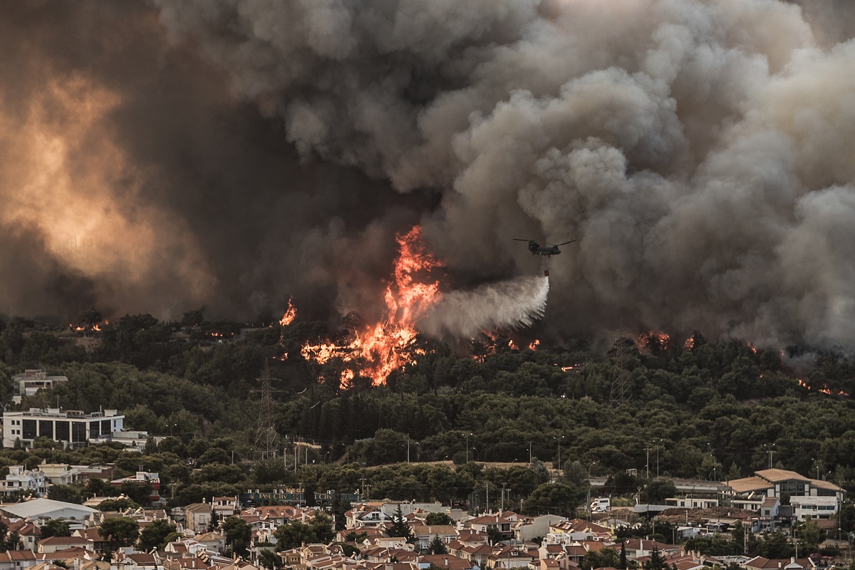 Νύχτα αγωνίας στη Βαρυμπόμπη- Σε ετοιμότητα το ΕΚΑΒ