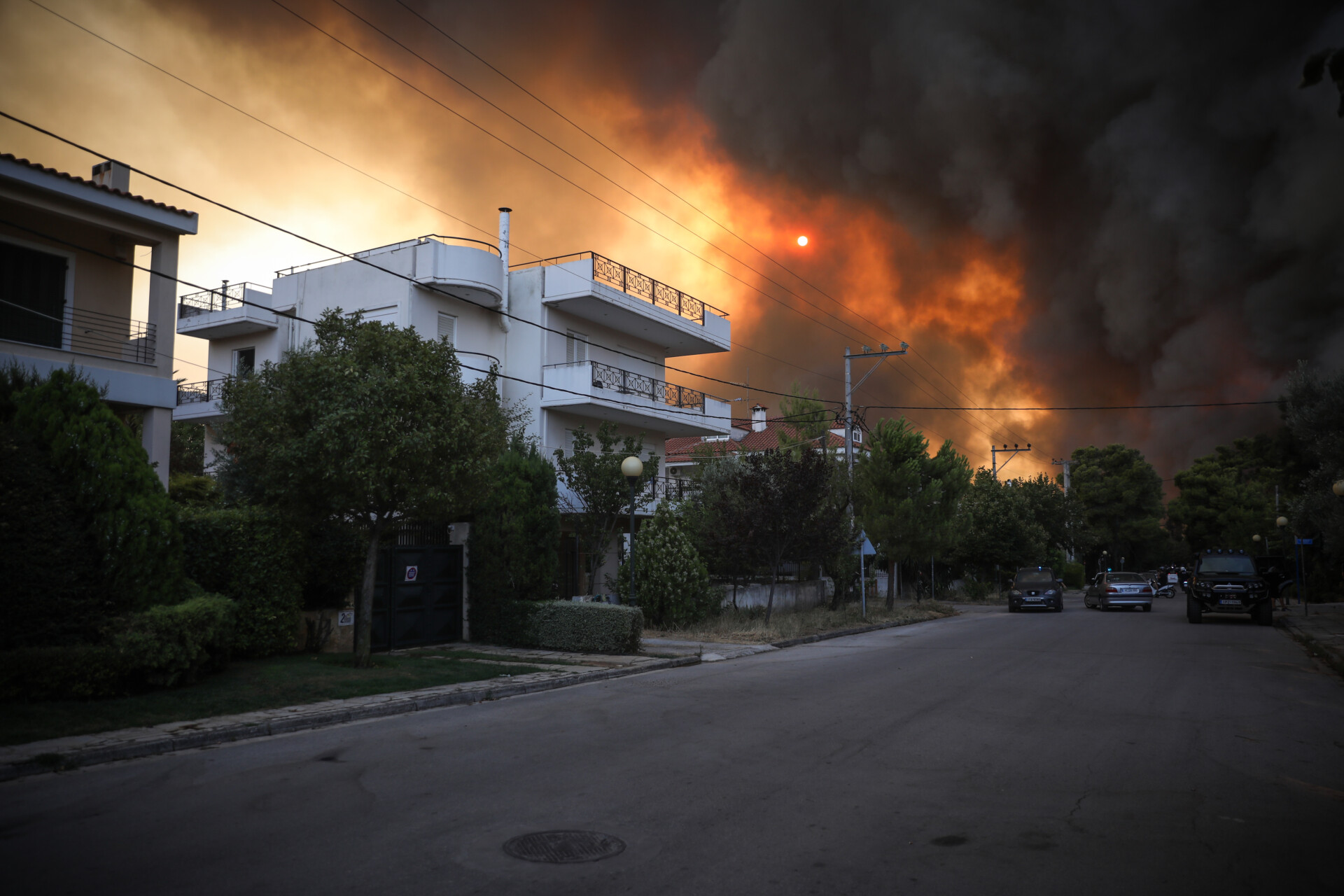 Βαρυμπόμπη: Ανεξέλεγκτη η φωτιά- Απομακρύνθηκαν οι περισσότεροι εγκλωβισμένοι