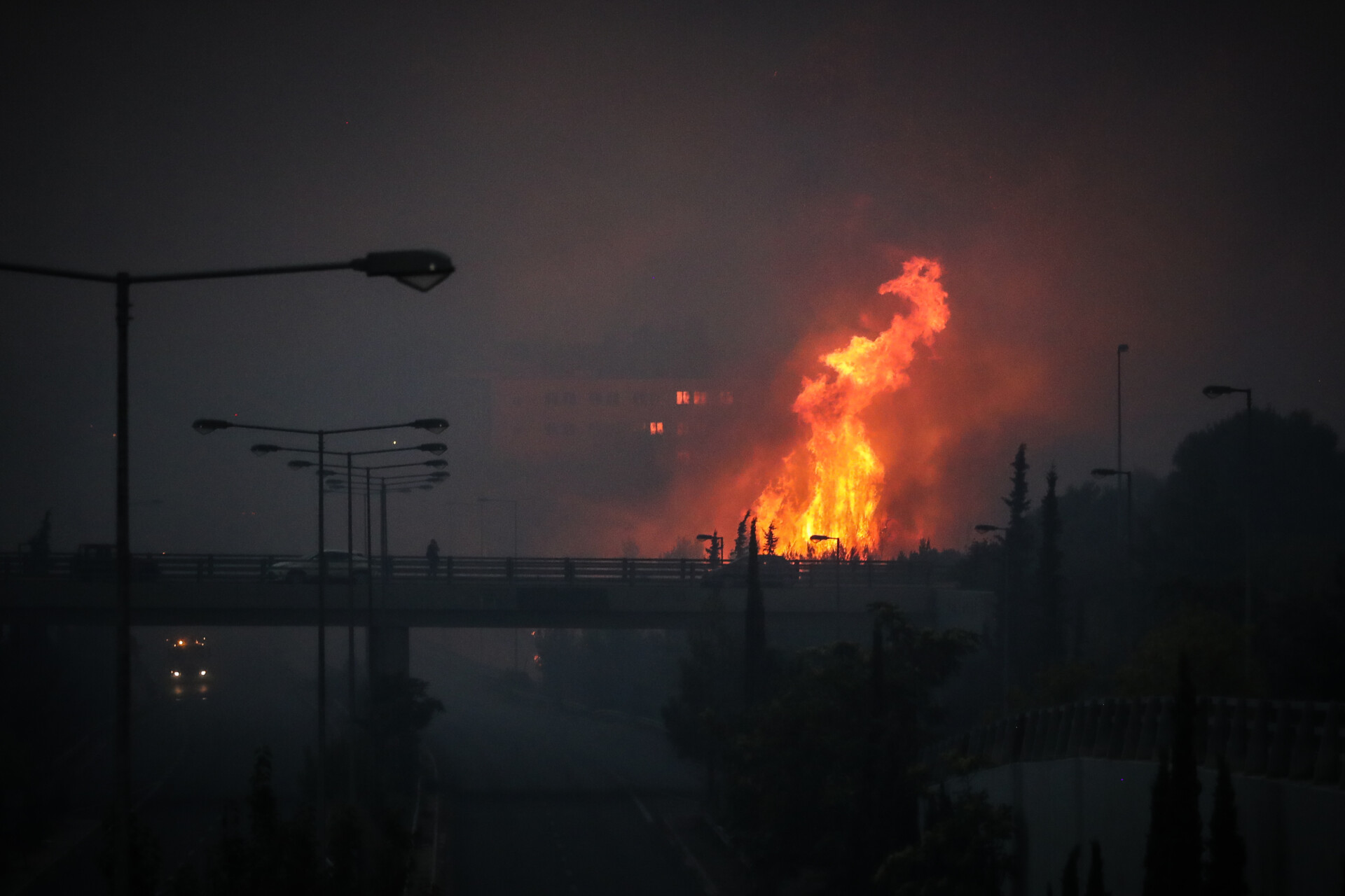 Ολονύχτια ήταν η μάχη με τις φλόγες σε Βαρυμπόμπη κι Αδάμες © Eurokinissi