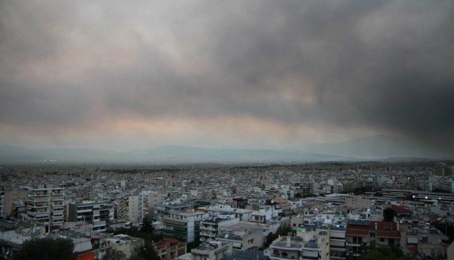 Πυκνός καπνός έχει σκεπάσει το λεκανοπέδιο της Αττικής, λόγω της πυρκαγιάς στην Βαρυμπόμπη ©EUROKINISSI