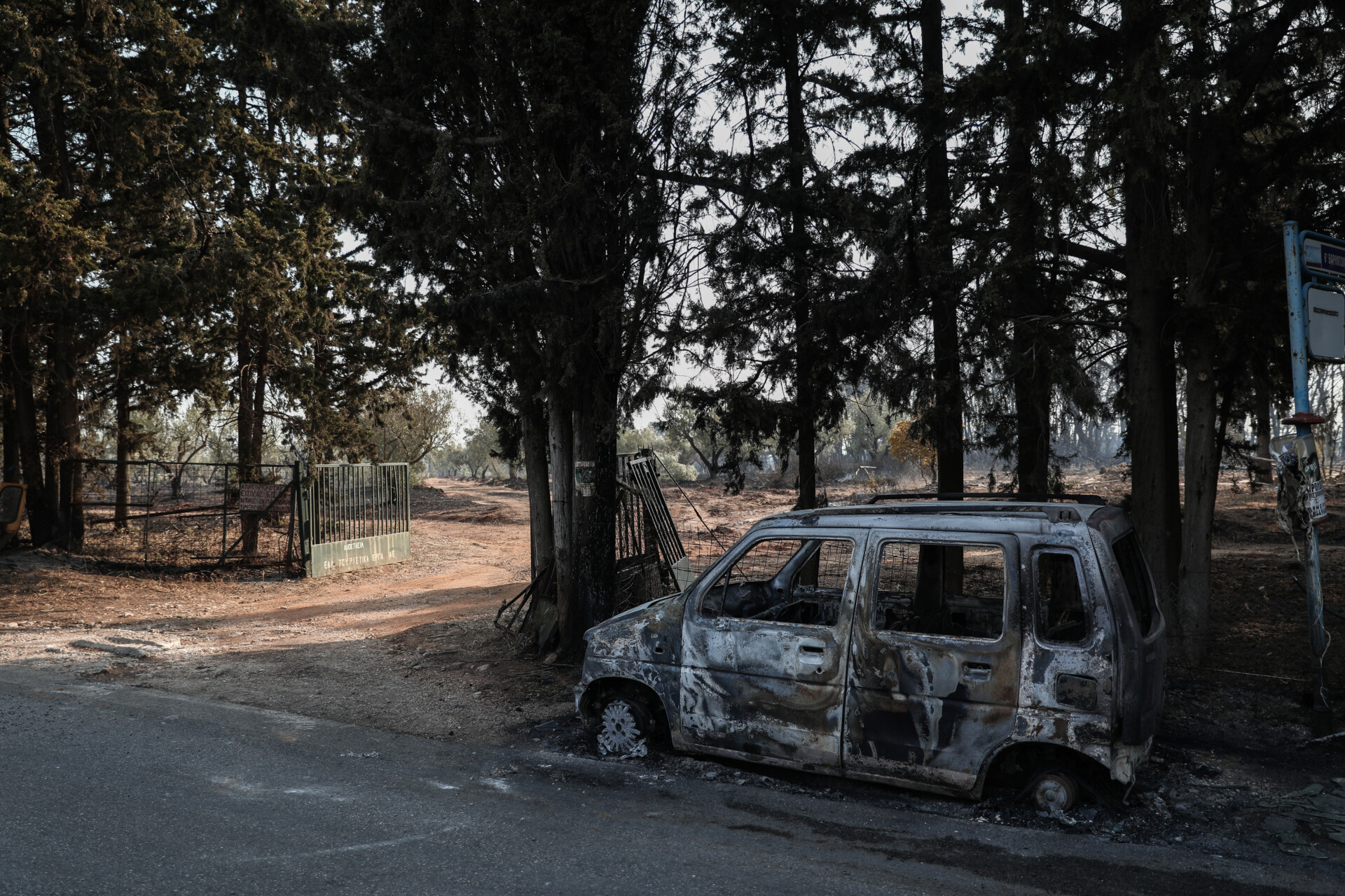 Πυρκαγιά στην Βαρυμπόπη, η επόμενη ημέρα, Τετάρτη 4 Αυγούστου © Eurokinissi