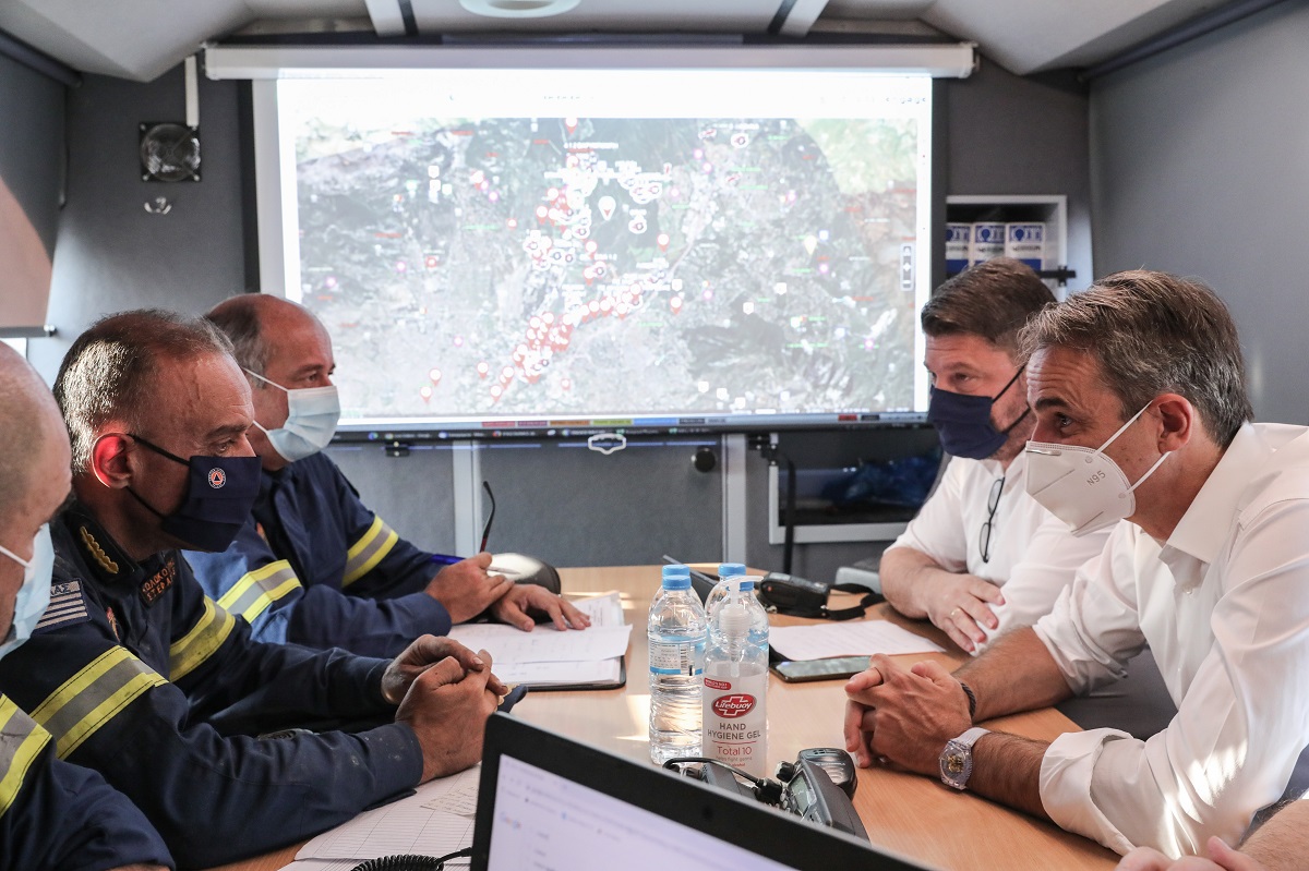 Διαρκής ενημέρωση Μητσοτάκη για τις φωτιές στη χώρα