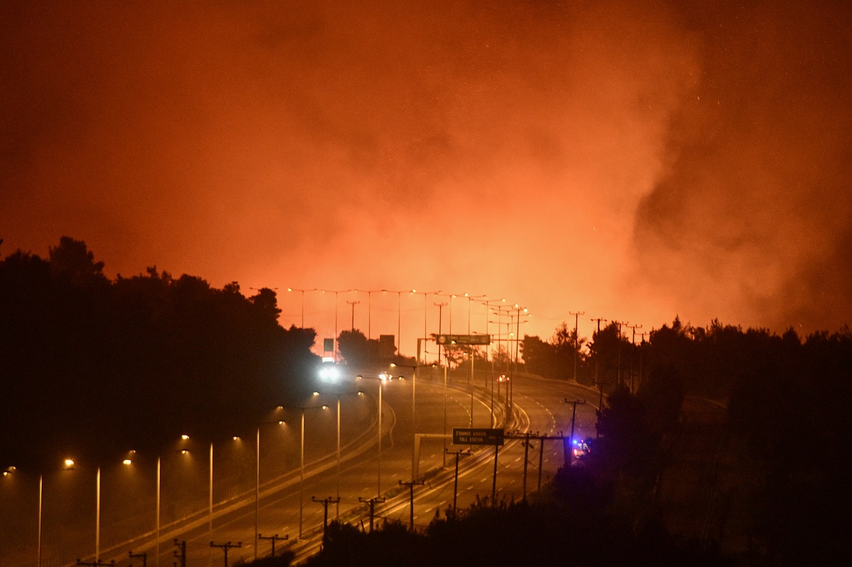 Δραματικό βράδυ για την Αττική- Σε πύρινο κλοιό Εύβοια, Ηλεία, Μεσσηνία