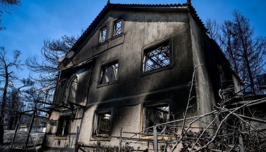 Σε εξέλιξη οι έλεγχοι κτιρίων στις πληγείσες περιοχές από τις πυρκαγιές © EUROKINISSI