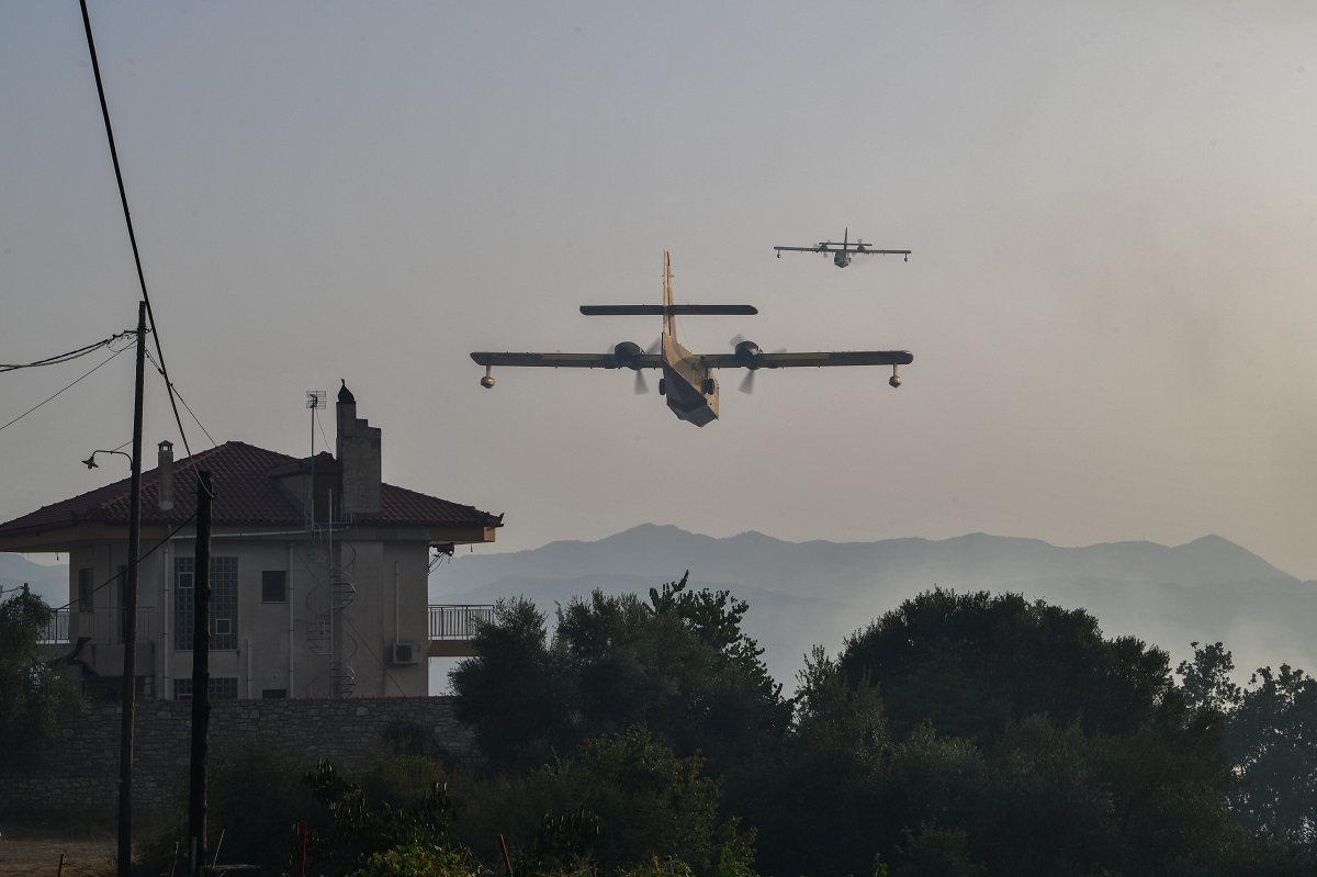 Αντιμέτωποι με τις φωτιές σε Γορτυνία και Ανατολική Μάνη οι πυροσβέστες