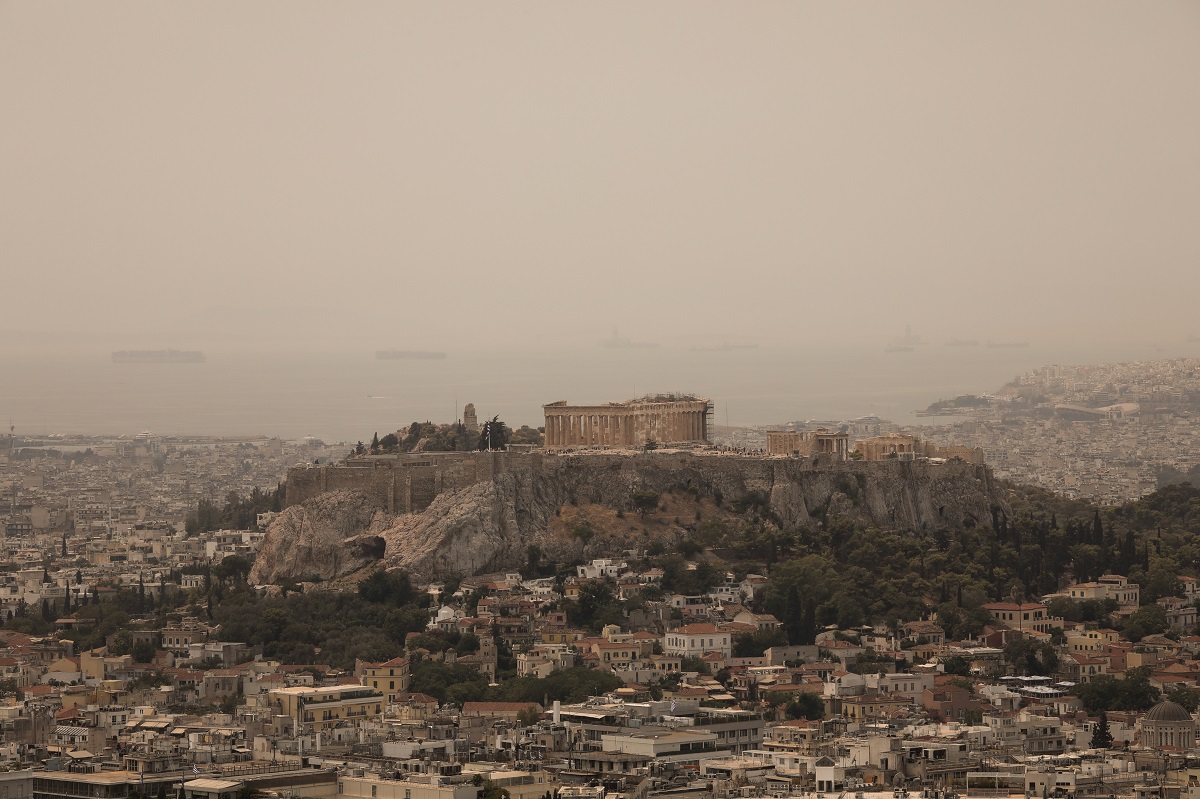 Καιρός: Πτώση θερμοκρασίας – Βροχές και καταιγίδες την Παρασκευή