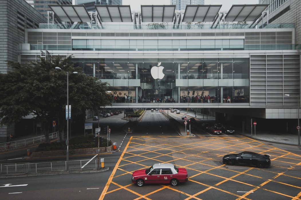 Apple: Σε τηλεργασία οι εργαζόμενοι μέχρι τον Ιανουάριο
