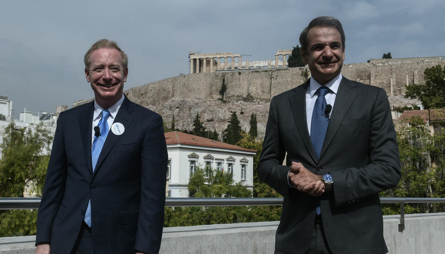 Ο πρόεδρος της Microsoft Brad Smith με τον πρωθυπουργό Κυριάκο Μητσοτάκη, όταν είχε επισκεφθεί τη χώρα μας για να παρουσιάσει την επένδυση του αμερικανικού κολοσσού στην Ελλάδα © Eurokinissi