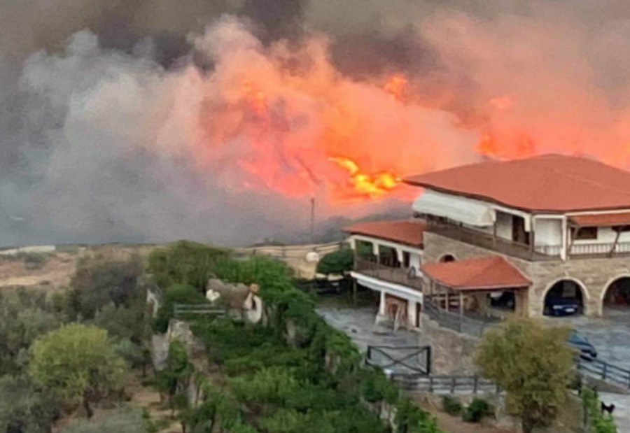 Εύβοια: Οριοθετήθηκε η φωτιά στην Κάρυστο – Ενίσχυση εναέριων μέσων