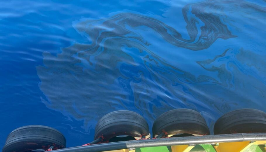 Περιορισμός της θαλάσσιας ρύπανσης από την διαρροή των καυσίμων του ναυαγίου «SEA BIRD» © Ελληνική Ένωση Πλοικτητών