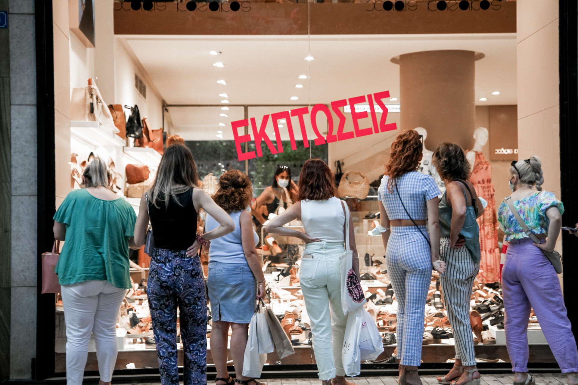 Πώς κινήθηκαν οι θερινές εκπτώσεις σε όλη την Ελλάδα