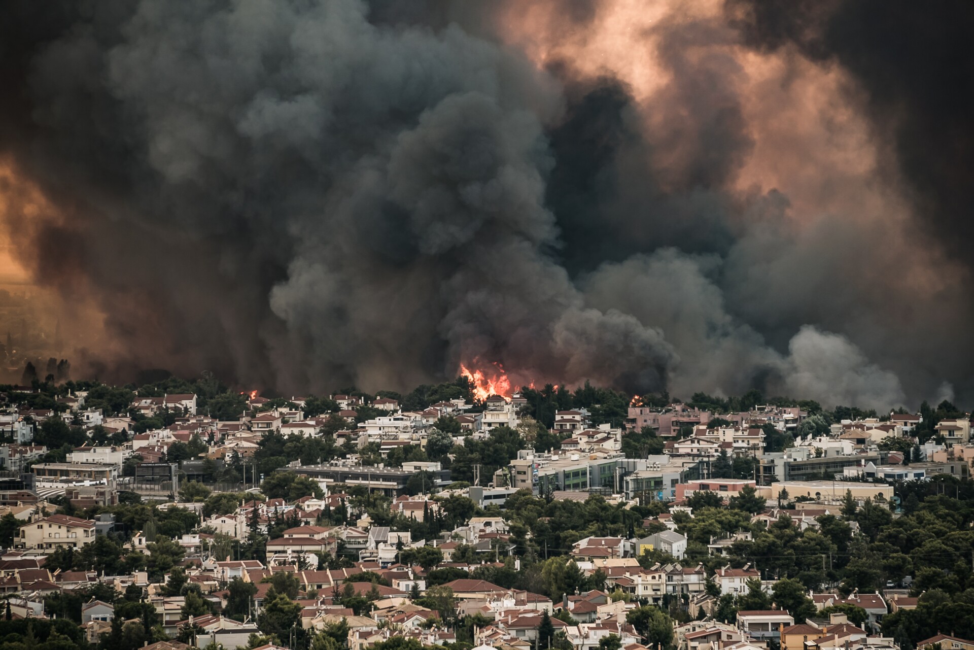 Φωτιά στη Βαρυμπόμπη: Σε κατάσταση εκτάκτου ανάγκης οι Αχαρνές