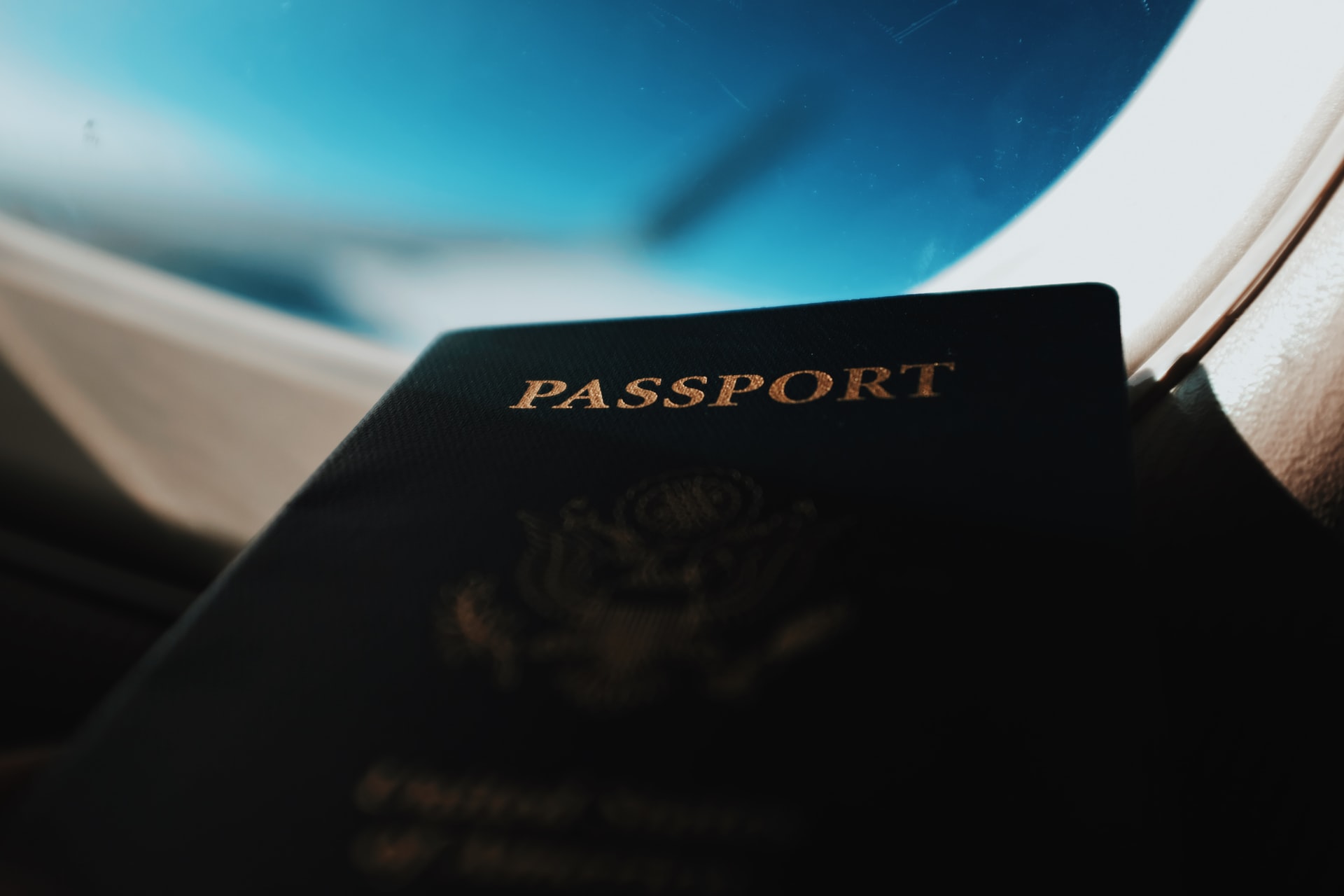 Άμεσα και ατελώς η αντικατάσταση διαβατηρίων και ταυτοτήτων σε πληγέντες ©Unsplash