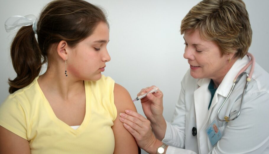 Η Βρετανία θα εμβολιάσει τους 16-17 ετών ©Unsplash