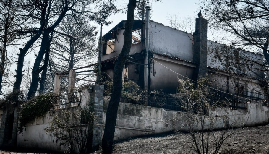 Καμμένη κατοικία από καταστροφική φωτιά © Eurokinissi
