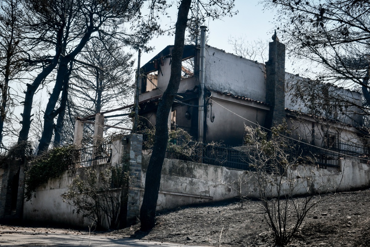Καμμένη κατοικία από καταστροφική φωτιά © Eurokinissi