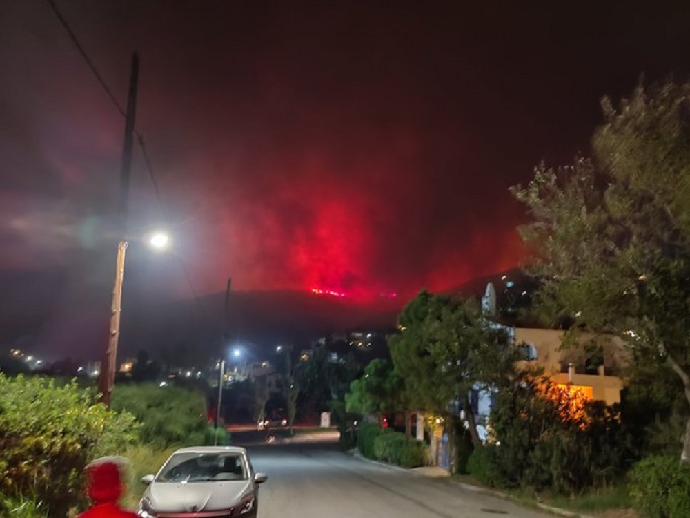 Μεγάλη πυρκαγιά στην Κάρυστο Εύβοιας – Εκκενώθηκαν οικισμοί