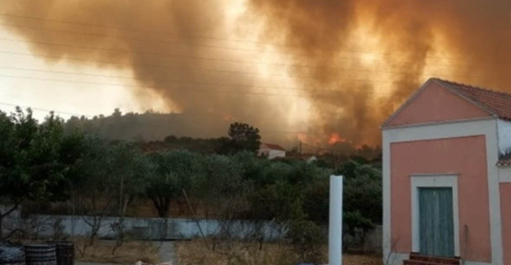 Ανεξέλεγκτη η φωτιά στη Ρόδο – Χωρίς ρεύμα πολλές περιοχές