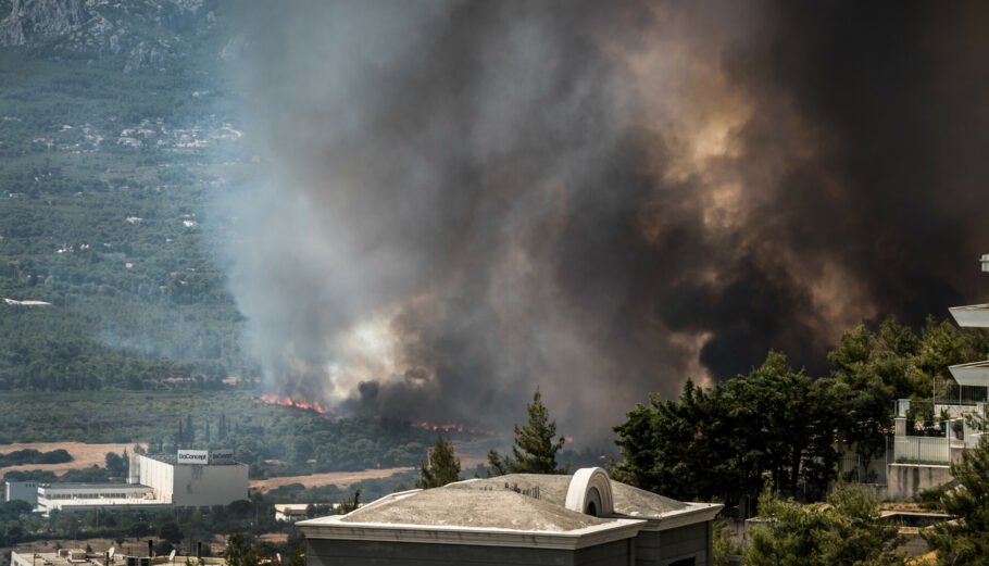 Η εικόνα της φωτιάς στη Βαρυμπόμπη το πρωί της 4ης Αυγούστου © Eurokinissi
