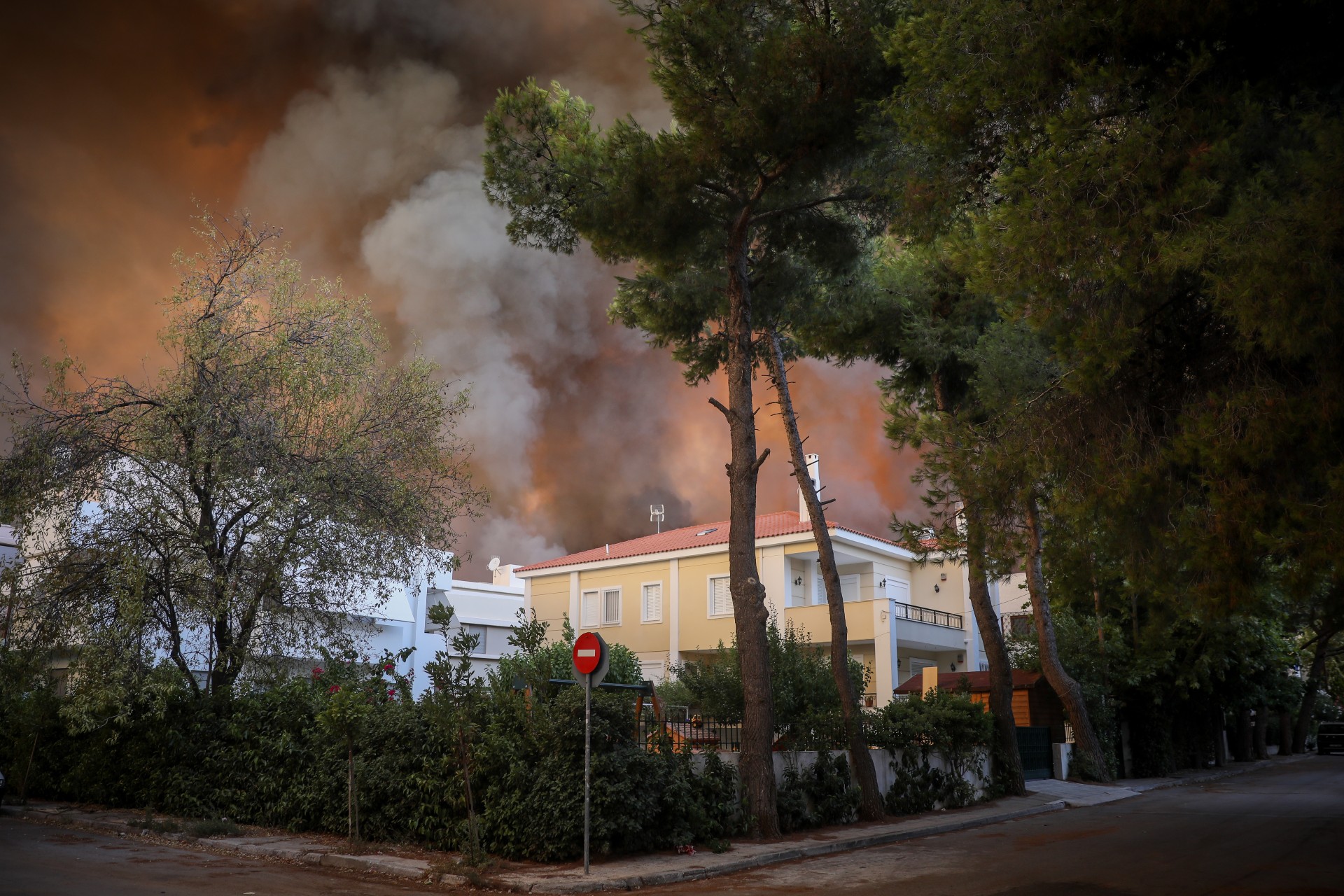 Φωτιά στη Βαρυμπόμπη © Eurokinissi