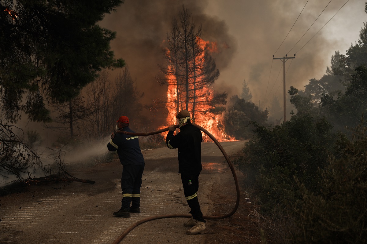 Πύρινος εφιάλτης σε Εύβοια και Αρκαδία – Μάχη με τις αναζωπυρώσεις
