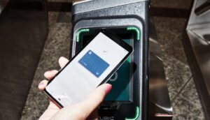 Gen Z: 1 στους 10 νέους στην Ελλάδα πληρώνει με το smartphone του
