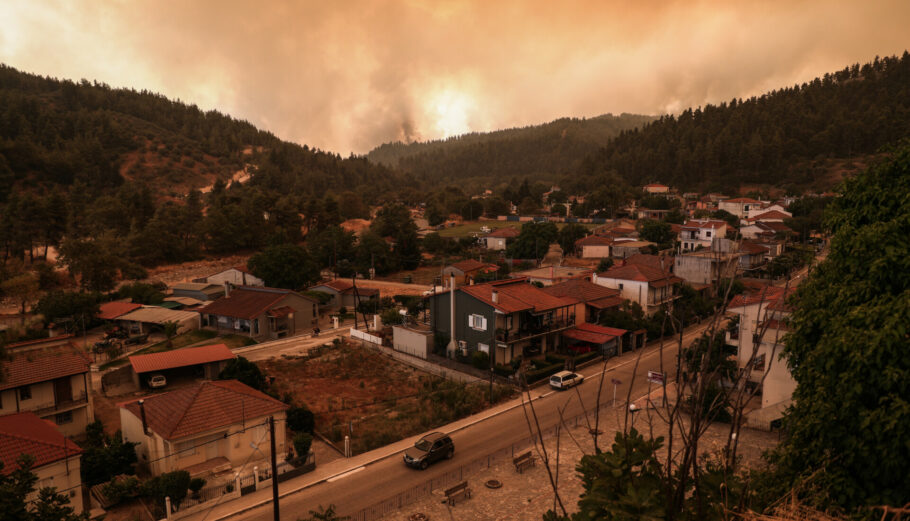 Πυρκαγιά στην Βόρεια Εύβοια, Κυριακή 8 Αυγούστου 2021. Στιγμιότυπο από το χωριό Γούβες. © Eurokinissi