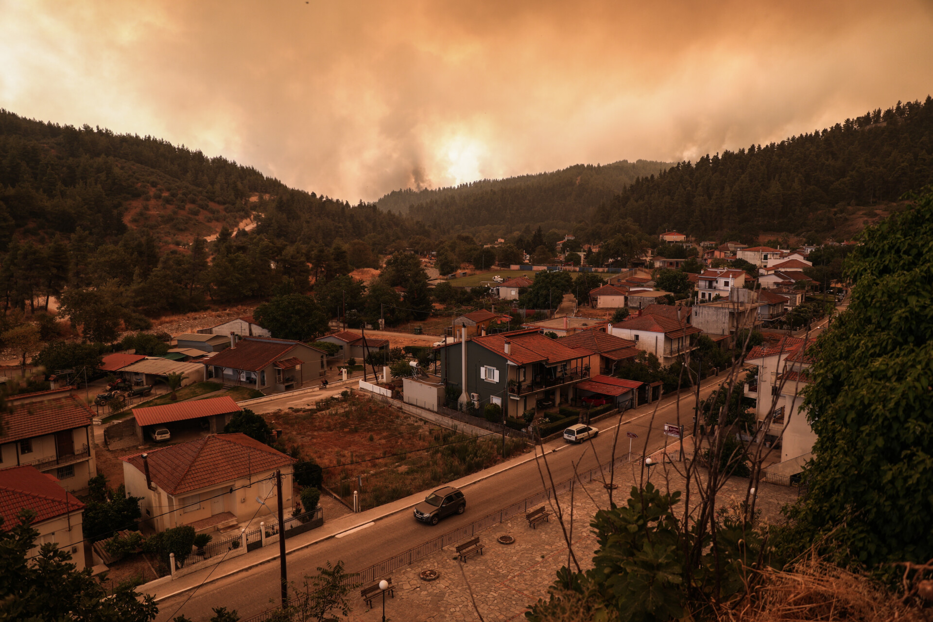 Πυρκαγιά στην Βόρεια Εύβοια, Κυριακή 8 Αυγούστου 2021. Στιγμιότυπο από το χωριό Γούβες. © Eurokinissi