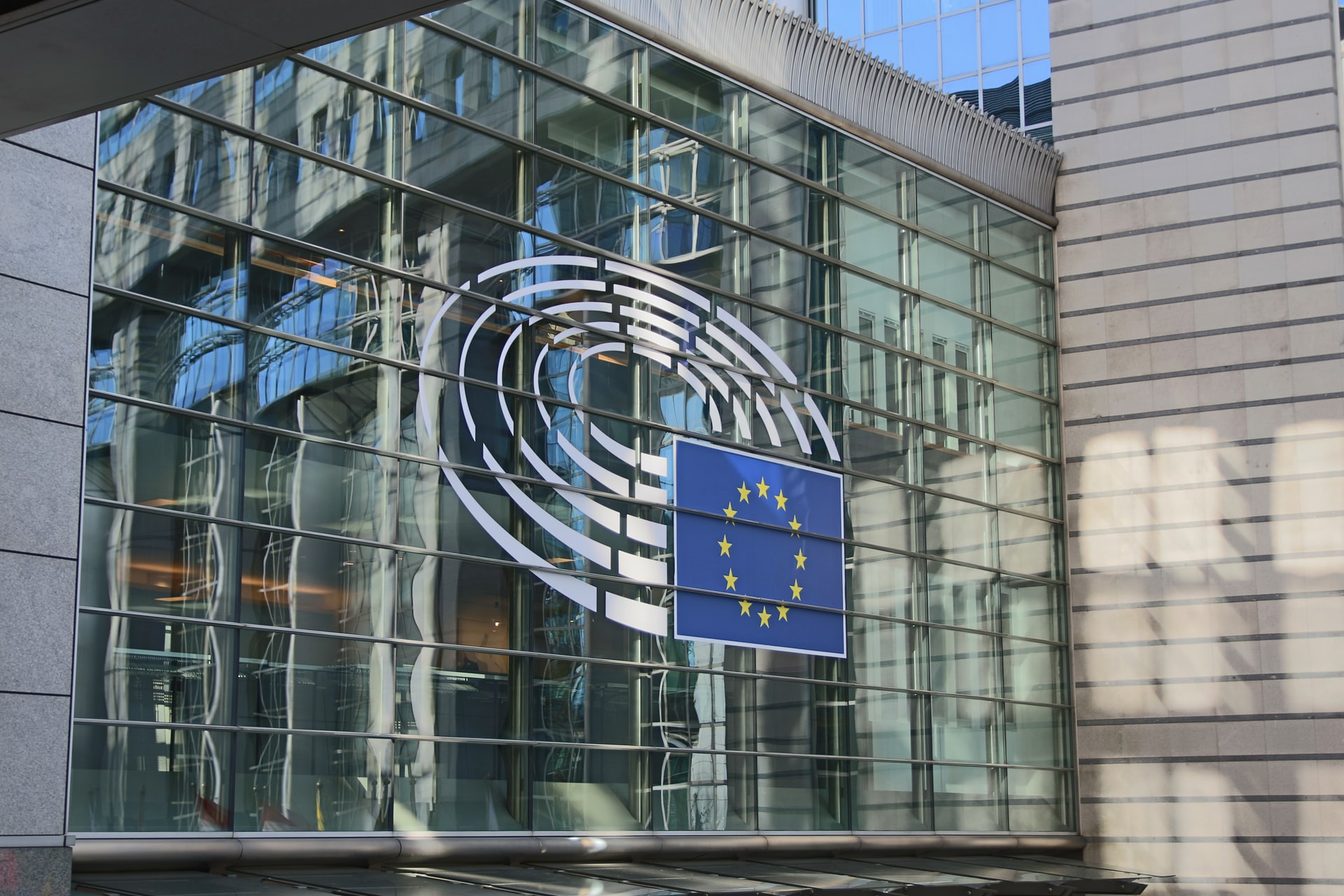Ευρωπαϊκή Επιτροπή: Εκταμιεύθηκε δόση 2 δισ. ευρώ για την Ουκρανία