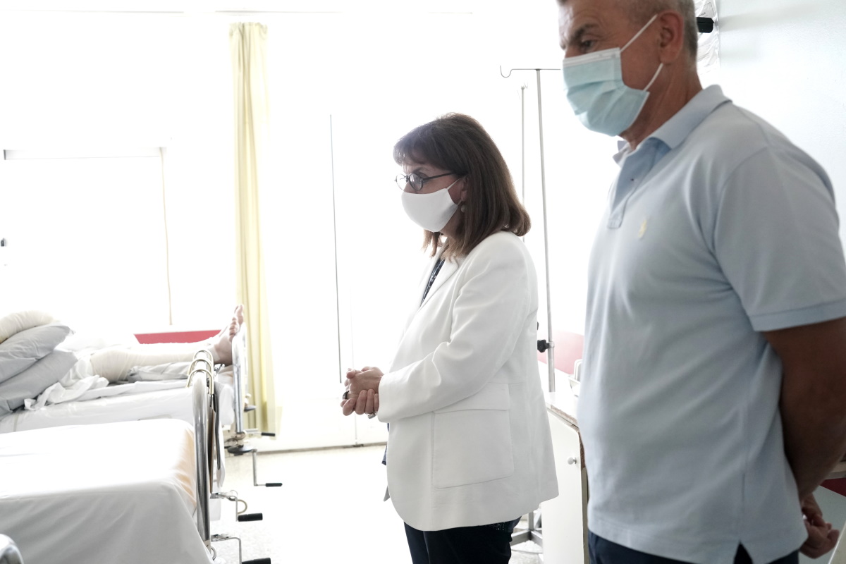 Στο ΚΑΤ για τους τέσσερις δασοπυροσβέστες η Σακελλαροπούλου