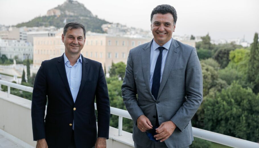 Ο Βασ. Κικίλιας και ο Χ. Θεοχάρης στην τελετή παράδοσης - παραλαβής © Eurokinissi