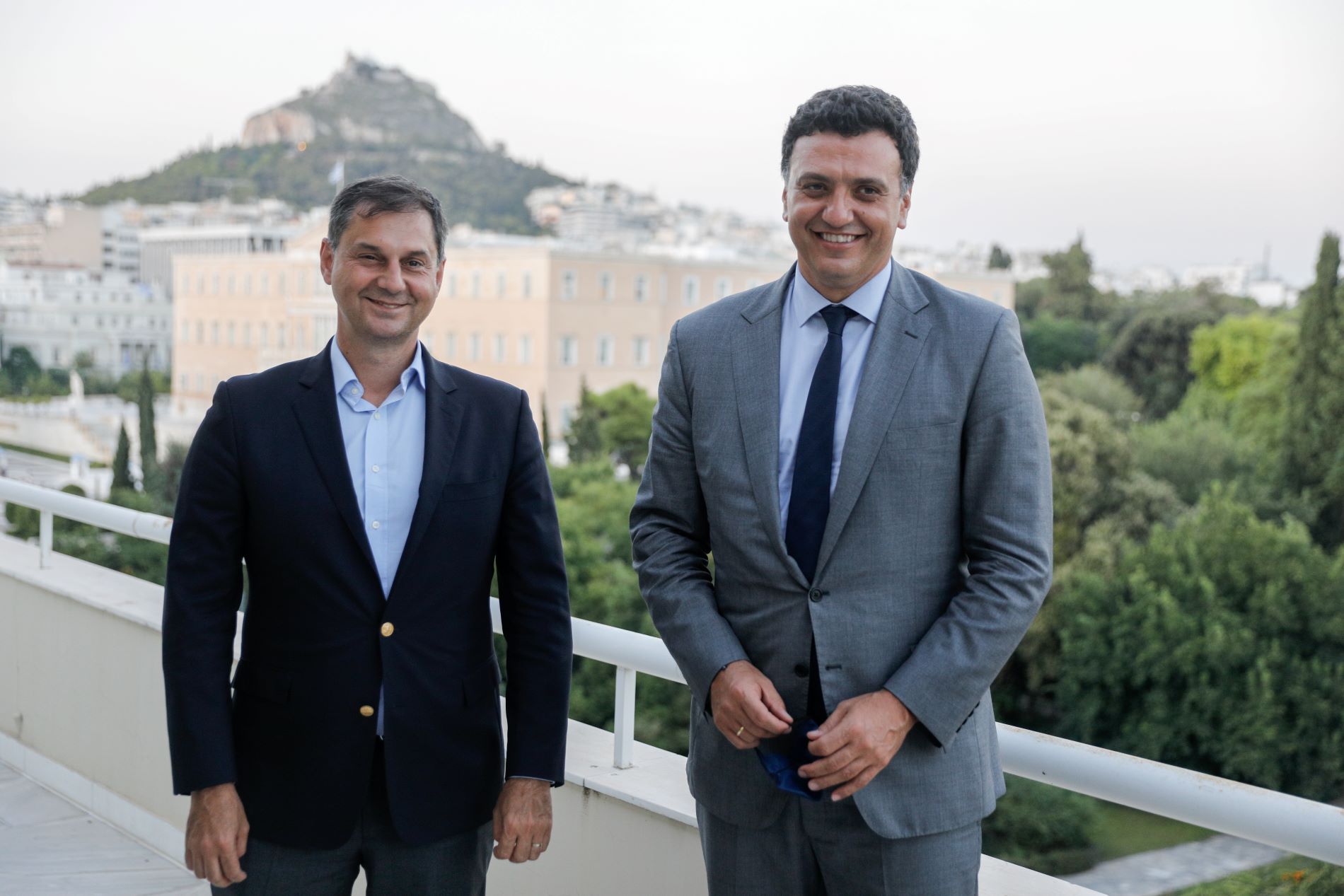 Ο Βασ. Κικίλιας και ο Χ. Θεοχάρης στην τελετή παράδοσης - παραλαβής © Eurokinissi