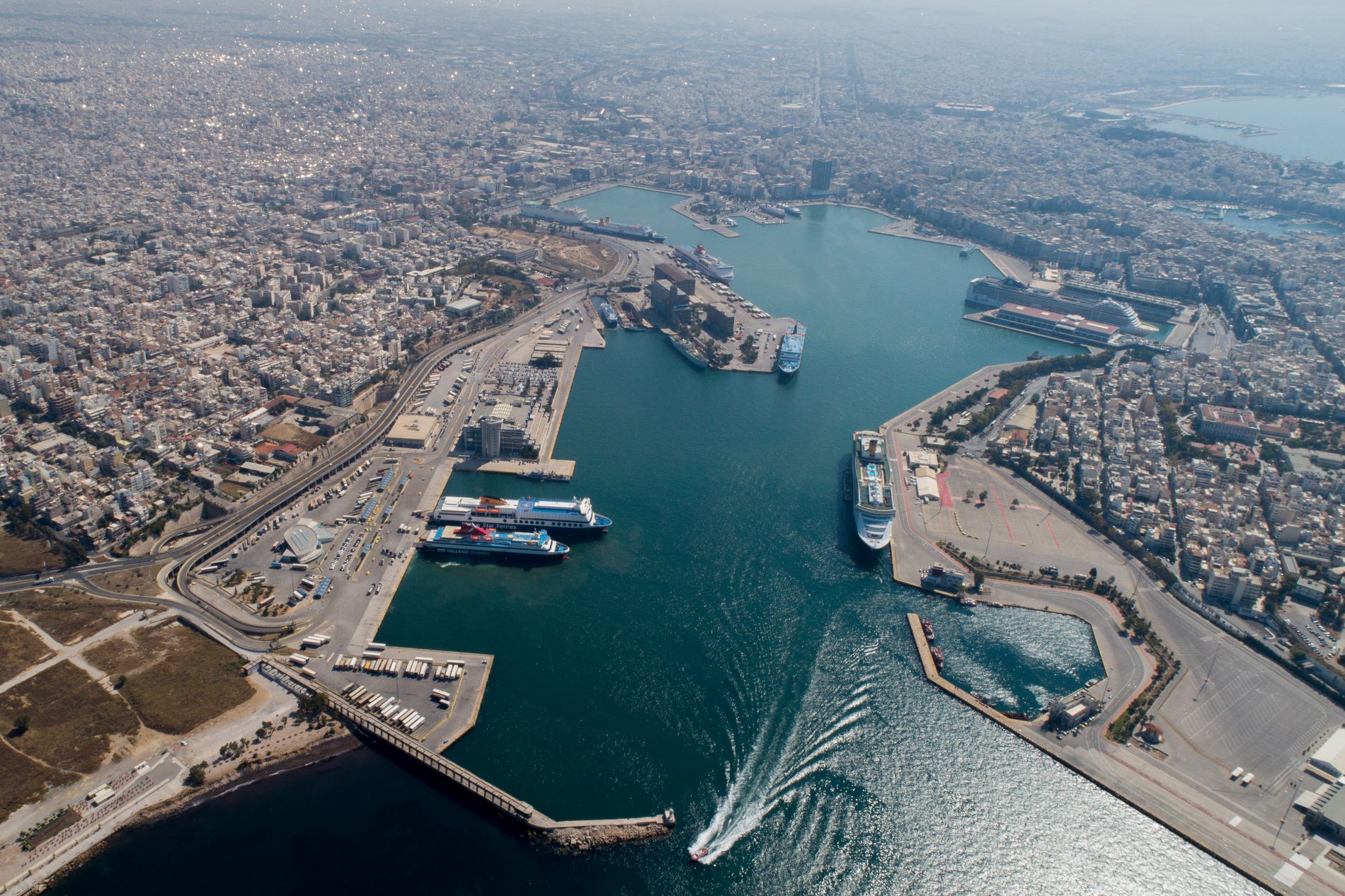 Το λιμάνι του Πειραιά από ψηλά © Eurokinissi