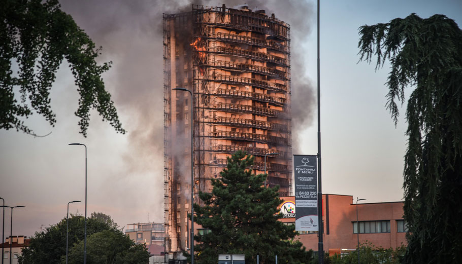 Φωτιά σε 18ωροφο συγκρότημα κατοικιών στο Μιλάνο © EPA/MATTEO CORNER