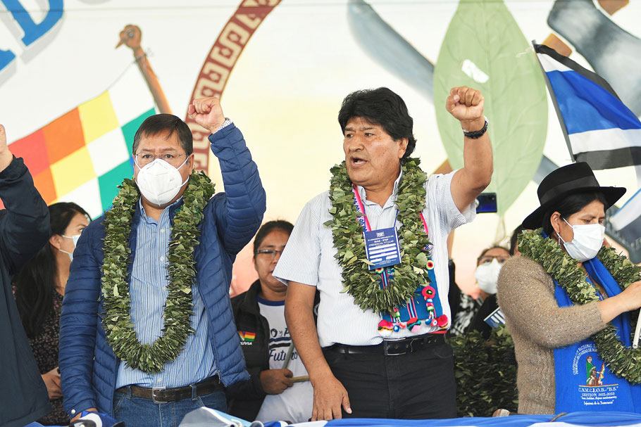 Ο Έβο Μοράλες (δεξιά) με το πρόεδρο της Βοιλιγίας Λουίς Άρσε (αριστερά) © EPA/Jorge Abrego