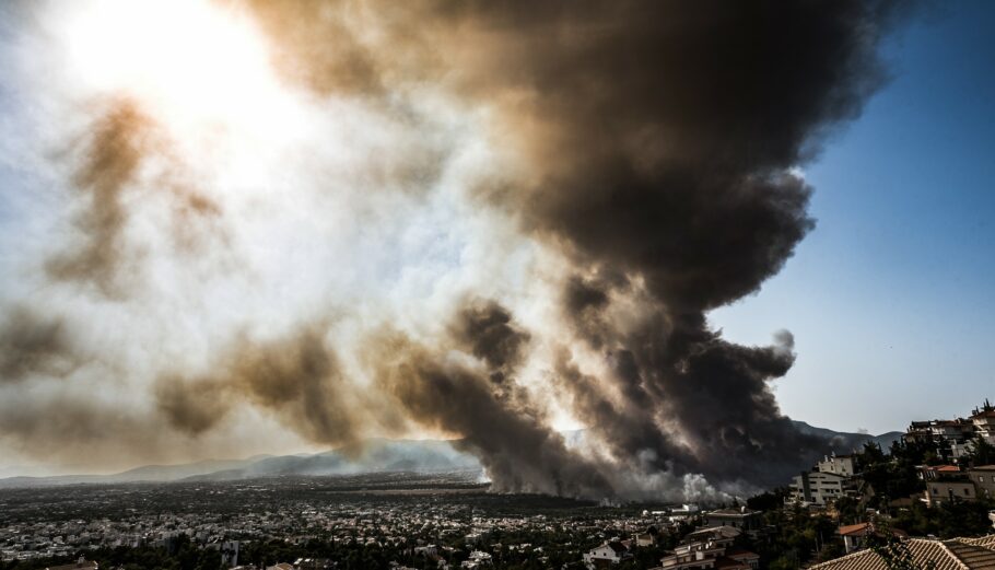 Πυκνοί καπνοί έπνιξαν την Αττική από τη φωτιά στη Βαρυμπόμπη © Eurokinissi