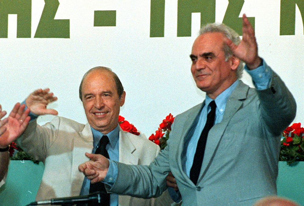 Κώστας Σημίτης και Άκης Τσοχατζόπουλος στο συνέδριο του ΠΑΣΟΚ το 1996 κατά το οποίο διεκδίκησαν την ηγεσία © Eurokinissi