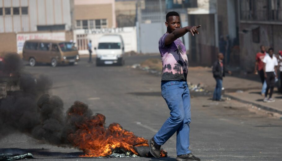 Συγκρούσεις στο Γιοχάνεσμπουργκ της Νότιας Αφρικής © EPA/KIM LUDBROOK