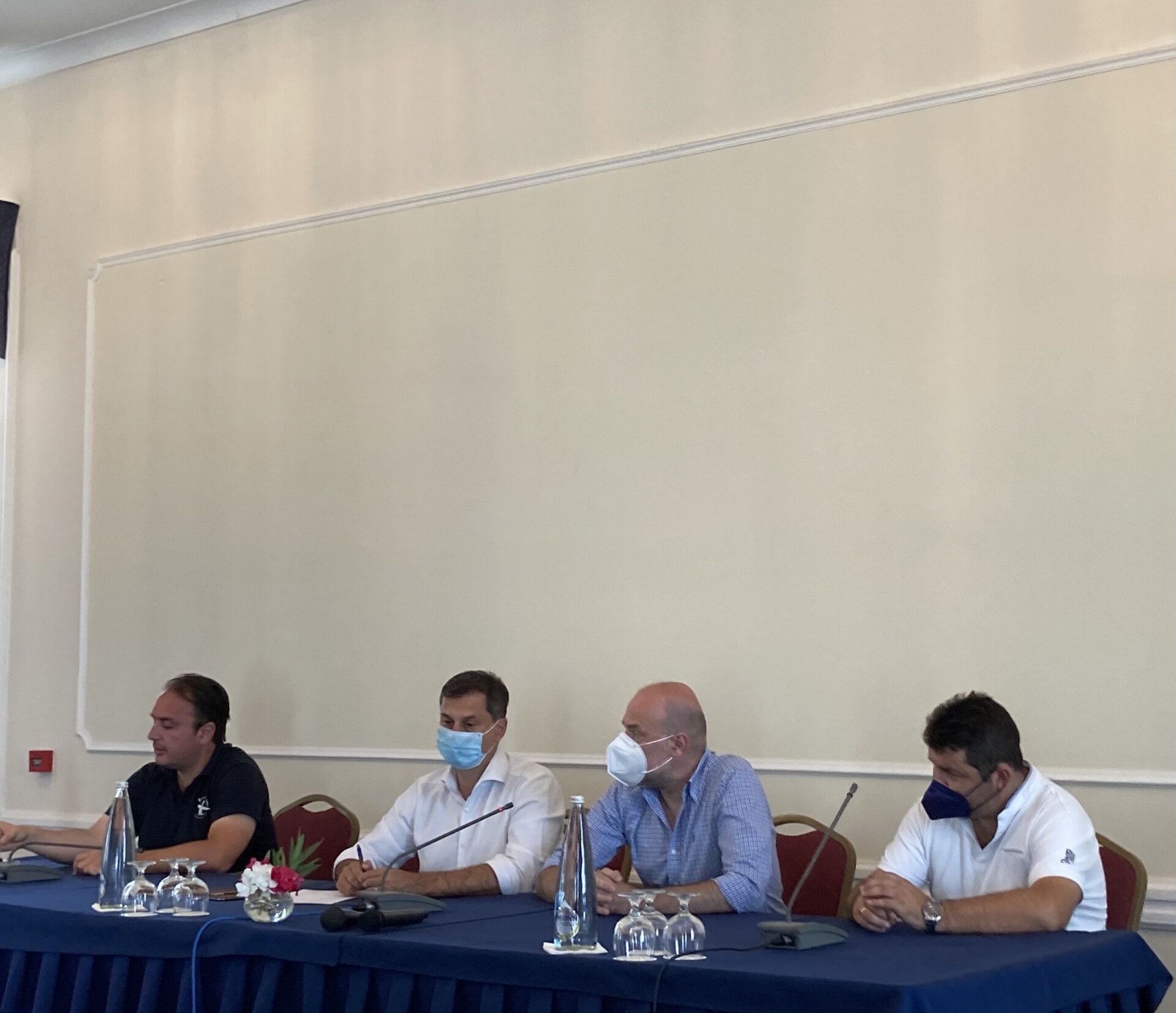 Θεοχάρης στους πληγέντες της Εύβοιας: Ακούμε και υλοποιούμε